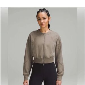Lululemon Ribbed Softstreme Cropped Jacket in Nomad Size 10